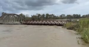 Niveli i Vjosës në pikë kritike, banesat ende të rrethuara nga uji