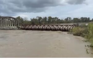 Niveli i Vjosës në pikë kritike, banesat ende të rrethuara nga uji