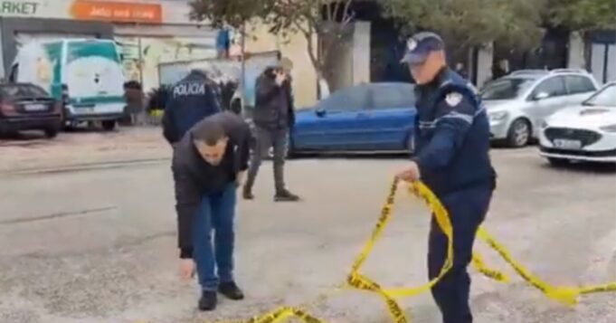 Të shtëna me armë zjarri pranë kthesës së spitalit në Lushnjë