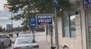 Nga parkimi “dysh” te lavazhet dhe vendparkimet private, 10 të arrestuar brenda 24 orëve! Qindra të proceduar (Video)