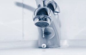 Fier, sot kufizim i furnizimit me ujë për shkak të punimeve të OSHEE