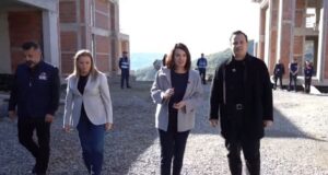 Ministrja Koçiu: Ndërtuesit pa leje, do futen në listën e zezë: Objektet do prishen ose konfiskohen