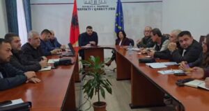 Moti i keq/ Përfaqësues të pushtetit vendor takim në prefekturën e Fierit, Ymeraj: Jemi në gatishmëri të plotë