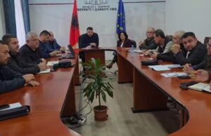 Moti i keq/ Përfaqësues të pushtetit vendor takim në prefekturën e Fierit, Ymeraj: Jemi në gatishmëri të plotë