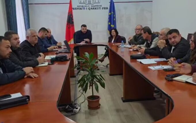 Moti i keq/ Përfaqësues të pushtetit vendor takim në prefekturën e Fierit, Ymeraj: Jemi në gatishmëri të plotë