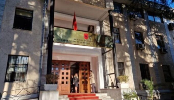 Mashtruan lushnjarët nëpërmjet skemave piramidale online, zbutet masa e sigurisë për dy prej të akuzuarave