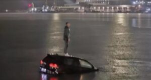 Makina bie në det në portin e Barit, shpëtohet drejtuesi shqiptar
