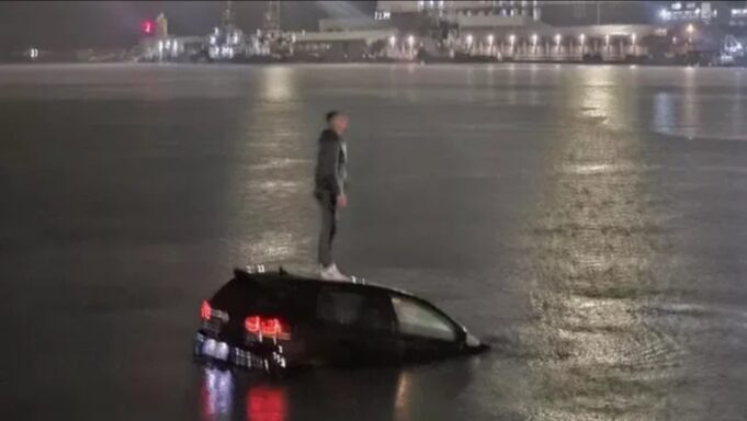 Makina bie në det në portin e Barit, shpëtohet drejtuesi shqiptar