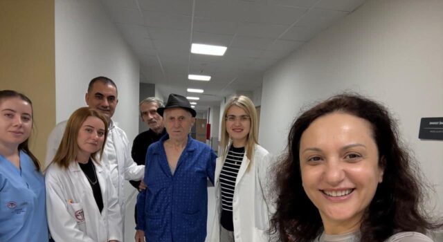 99-vjeçari triumfon pas ndërhyrjes së kryer me sukses në Memorial Fier