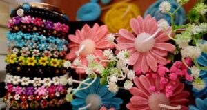 Byzylykë, lule, qirinj, vajza nga Fieri i bën të gjitha vetë