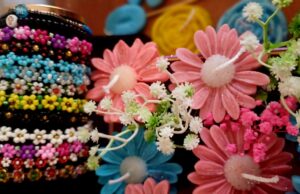 Byzylykë, lule, qirinj, vajza nga Fieri i bën të gjitha vetë