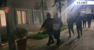 Mbajtën peng shqiptarin nga Kosova për dy javë dhe e dhunuan, tre në pranga në Vlorë, reagon policia.