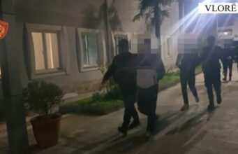 Mbajtën peng shqiptarin nga Kosova për dy javë dhe e dhunuan, tre në pranga në Vlorë, reagon policia.