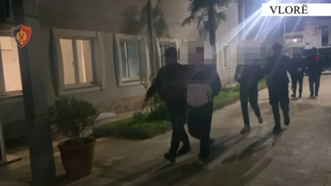 Mbajtën peng shqiptarin nga Kosova për dy javë dhe e dhunuan, tre në pranga në Vlorë, reagon policia.