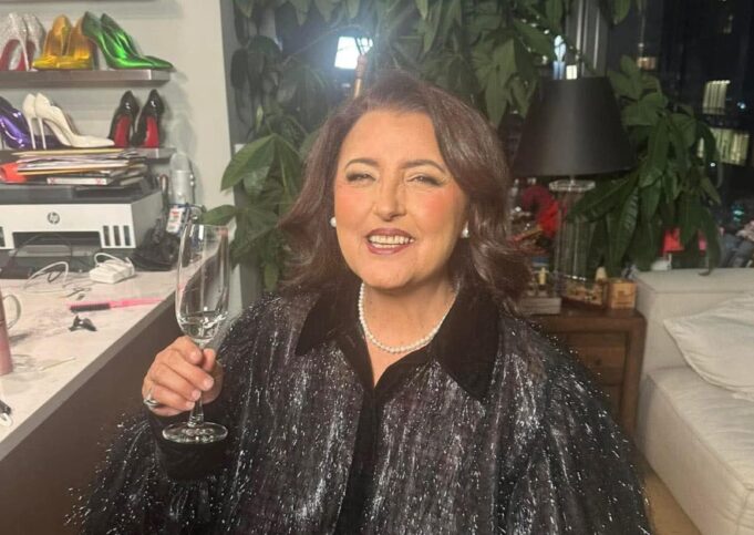 “Shqiptarë ju dua, s’ju harroj kurrë”/ Parashqevi Simaku me dhimbje: Djalin e takova, por se kam parë kurrë më