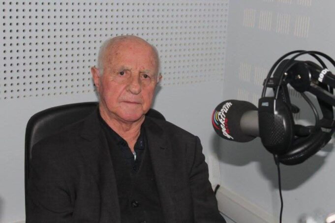 Ndahet nga jeta Ismet Bellova, legjenda e mikrofonit sportiv