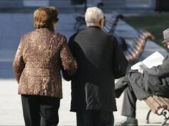 Pensionistët marrin bonusin/ Nga sot, 756 mijë pensionistë mund të tërheqin nga 10 deri në 15 mijë lekë