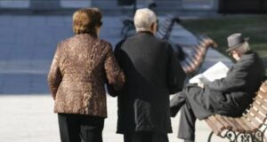 Pensionistët marrin bonusin/ Nga sot, 756 mijë pensionistë mund të tërheqin nga 10 deri në 15 mijë lekë