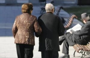 Pensionistët marrin bonusin/ Nga sot, 756 mijë pensionistë mund të tërheqin nga 10 deri në 15 mijë lekë