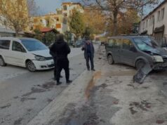 Aksident në Fier, makina humb kontrollin dhe përplas mjetin e parkuar! 1 i plagosur