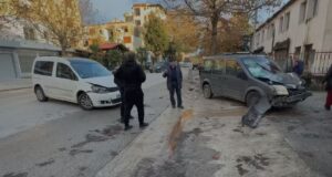 Aksident në Fier, makina humb kontrollin dhe përplas mjetin e parkuar! 1 i plagosur