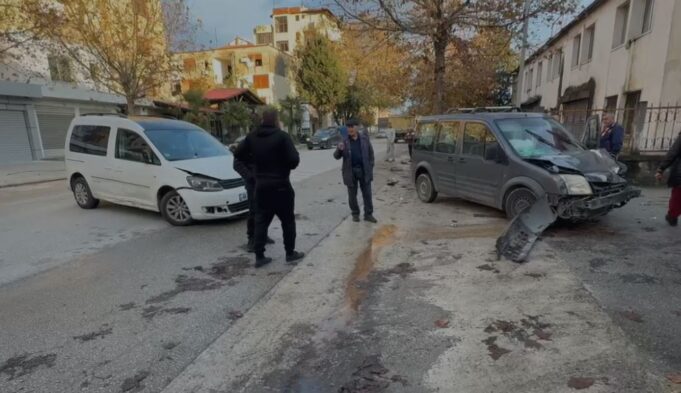 Aksident në Fier, makina humb kontrollin dhe përplas mjetin e parkuar! 1 i plagosur