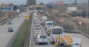 Aksident i trefishtë në aksin Lushnjë-Fier, radhë e gjatë trafiku