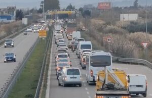 Aksident i trefishtë në aksin Lushnjë-Fier, radhë e gjatë trafiku
