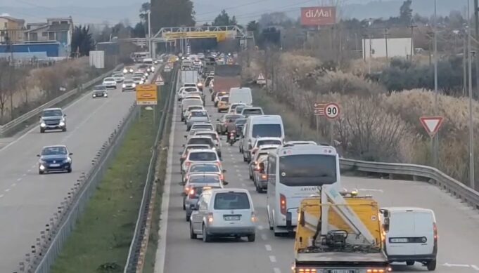 Aksident i trefishtë në aksin Lushnjë-Fier, radhë e gjatë trafiku