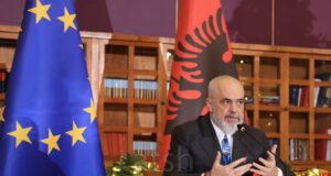 Kryeministri Rama: Transporti për nxënësit dhe mësuesit do të bëhet me mjete “Made in Albania”