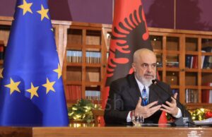 Kryeministri Rama: Transporti për nxënësit dhe mësuesit do të bëhet me mjete “Made in Albania”