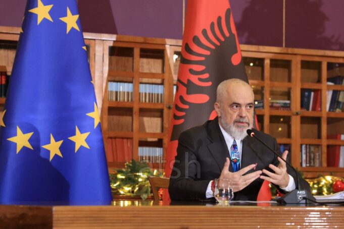 Kryeministri Rama: Transporti për nxënësit dhe mësuesit do të bëhet me mjete “Made in Albania”