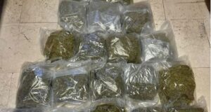 Çifti shqiptar kapet duke trafikuar drogë në parkingun e supermarketit