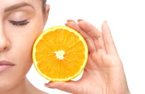 Vitaminat më të mira kundër plakjes së lëkurës – ushqimet ku gjenden