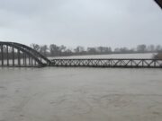 Situatë kritike në lumin Vjosë, niveli i ujit shkon në 9 metra, dhjetëra banesa nën ujë