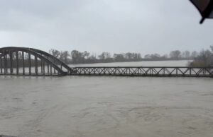 Situatë kritike në lumin Vjosë, niveli i ujit shkon në 9 metra, dhjetëra banesa nën ujë