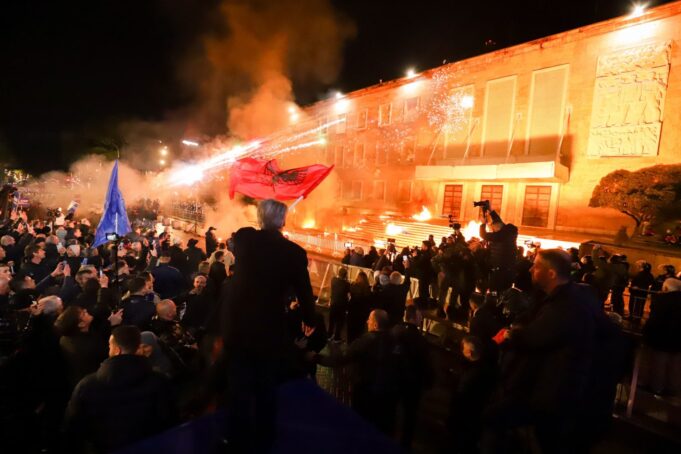 Emrat/ Kush janë 18 protestuesit e opozitës që u arrestuan nga Policia! Procedohen 3 deputetët e PD-së