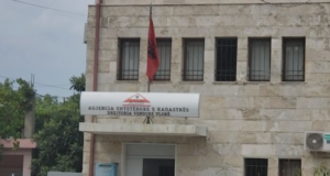Zhvendosja e Kadastrës së Vlorës drejt Tiranës, reagojnë mbi 50 punonjës të institucionit!