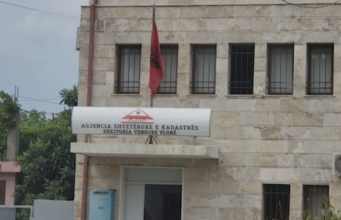 Zhvendosja e Kadastrës së Vlorës drejt Tiranës, reagojnë mbi 50 punonjës të institucionit!