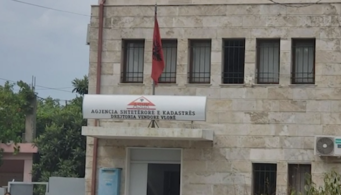 Zhvendosja e Kadastrës së Vlorës drejt Tiranës, reagojnë mbi 50 punonjës të institucionit!