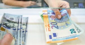 Këmbimi valutor 15 janar/ Me sa blihen e shiten dollari dhe euro, çfarë ndodh me monedhat e tjera