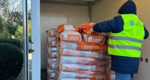 Shpërndahen 22 mijë tonë koncentrat për blegtorinë në zonat e përmbytura në Fier dhe Vlorë
