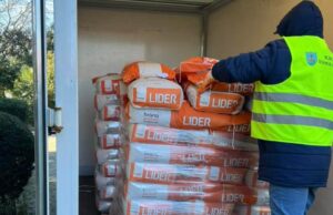 Shpërndahen 22 mijë tonë koncentrat për blegtorinë në zonat e përmbytura në Fier dhe Vlorë