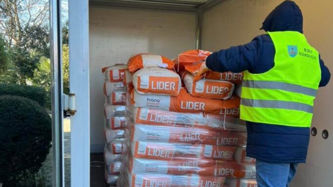 Shpërndahen 22 mijë tonë koncentrat për blegtorinë në zonat e përmbytura në Fier dhe Vlorë