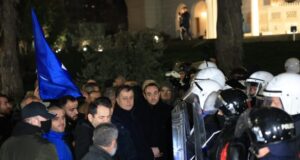 Flamur Noka: Vetëm në Iran të rrahin me shkop gome siç na rrahu ne policia e Prodës me urdhër të Ramës