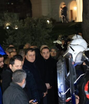 Flamur Noka: Vetëm në Iran të rrahin me shkop gome siç na rrahu ne policia e Prodës me urdhër të Ramës