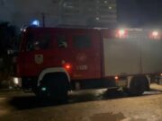 Lushnjë, banesa përfshihet nga flakët, zjarri rrezikon shtëpitë përreth