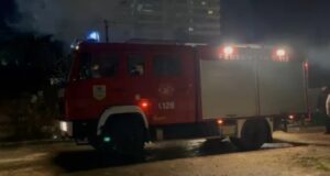 Lushnjë, banesa përfshihet nga flakët, zjarri rrezikon shtëpitë përreth