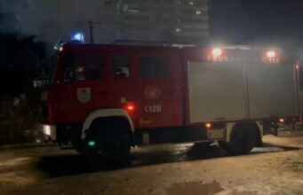 Lushnjë, banesa përfshihet nga flakët, zjarri rrezikon shtëpitë përreth