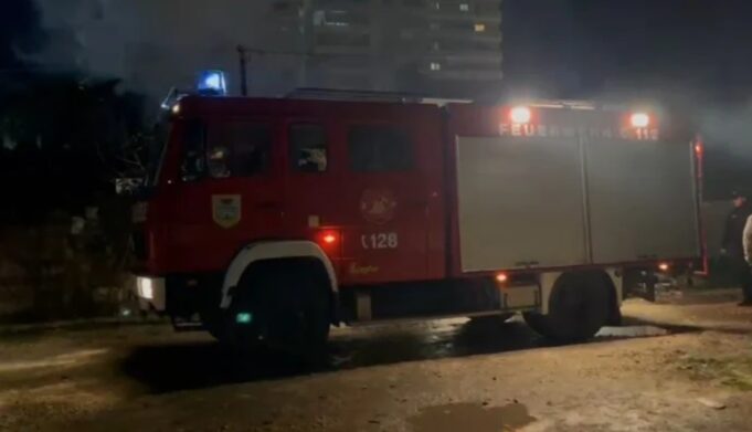 Lushnjë, banesa përfshihet nga flakët, zjarri rrezikon shtëpitë përreth